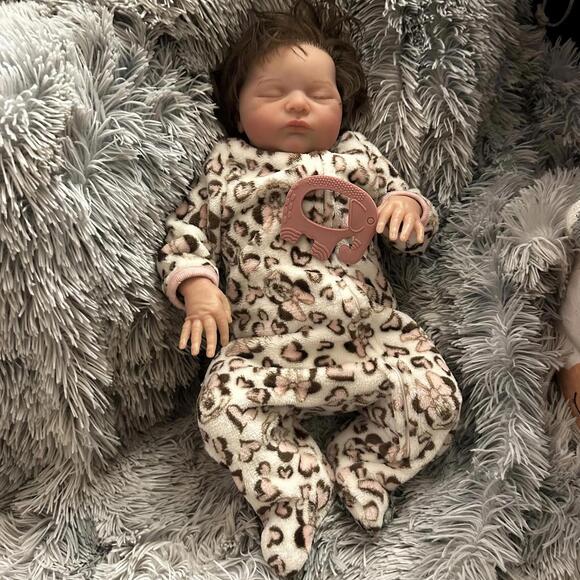 Reborn Baby Girl Doll Silicone Vinyl Limbs Cloth Body & Accessories (NEW) - Picture 2 of 7